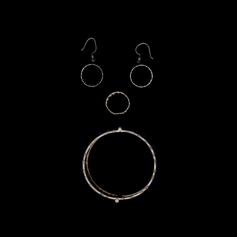 JAANA LEHTINEN, ARMBAND, RING SAMT ÖRHÄNGEN, sterlingsilver, emaljering, A. Tillander 1974.