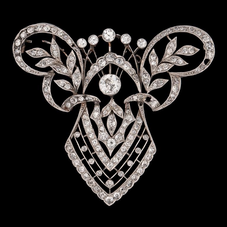 A brilliant cut diamond brooch, c. 1915.