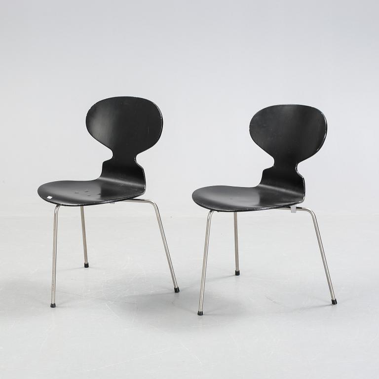 STOLAR, ett par, "Myran", Arne Jacobsen för Fritz Hansen, Danmark, 1900-talets mitt.