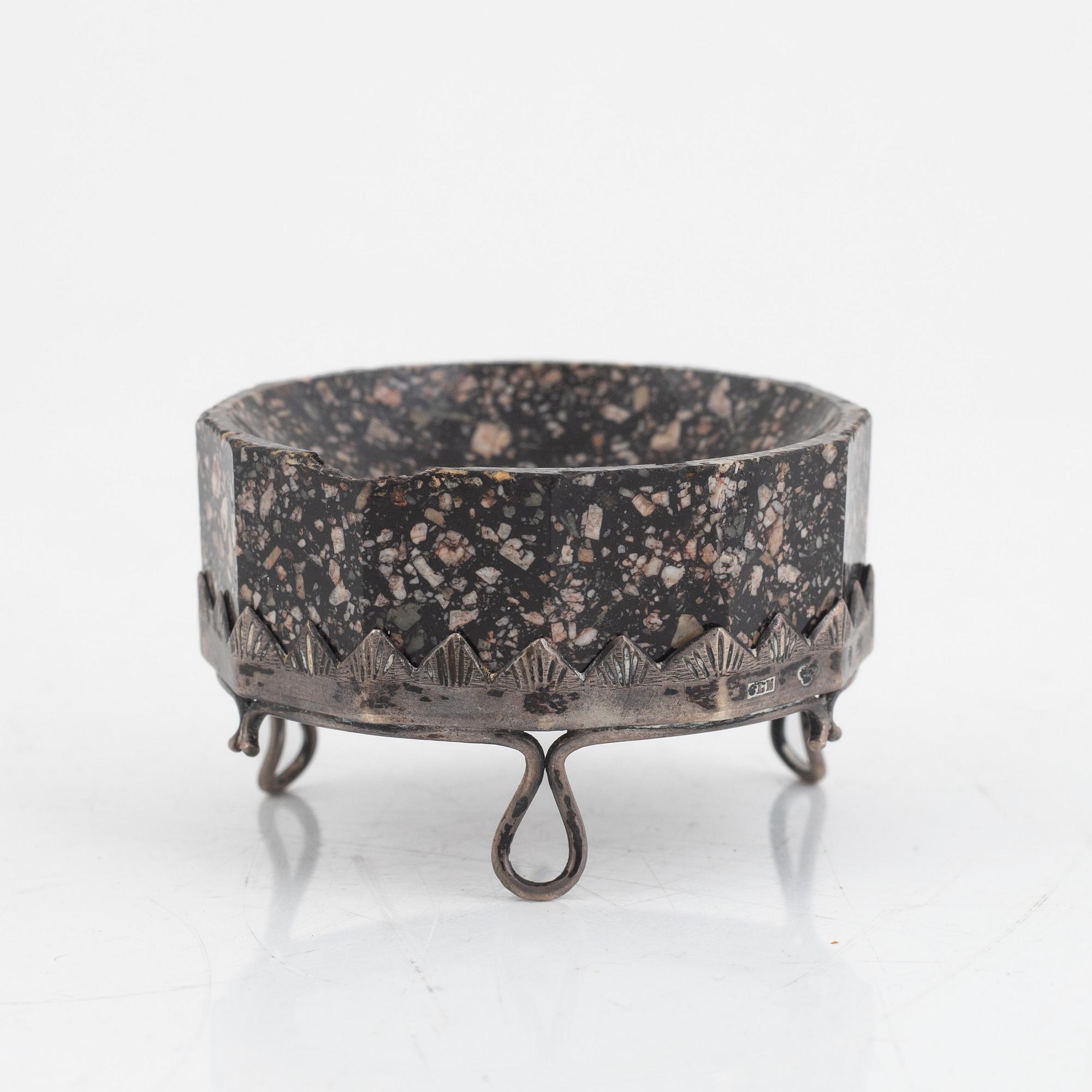 Saltkar, Älvdalen, 1800-talets början, ställ i silver av Carl L. Nordström, Uddevalla 1897.