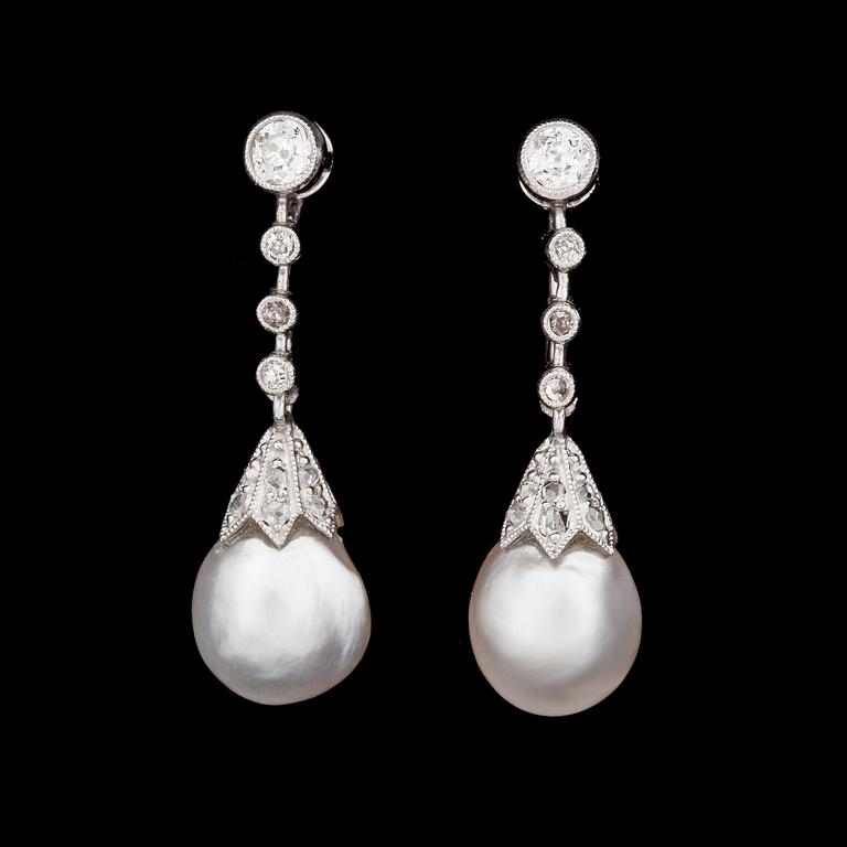 ÖRHÄNGEN, orientaliska droppformade pärlor, ca 7,8 mm, med antik- och rosenslipade diamanter. 1920-tal.
