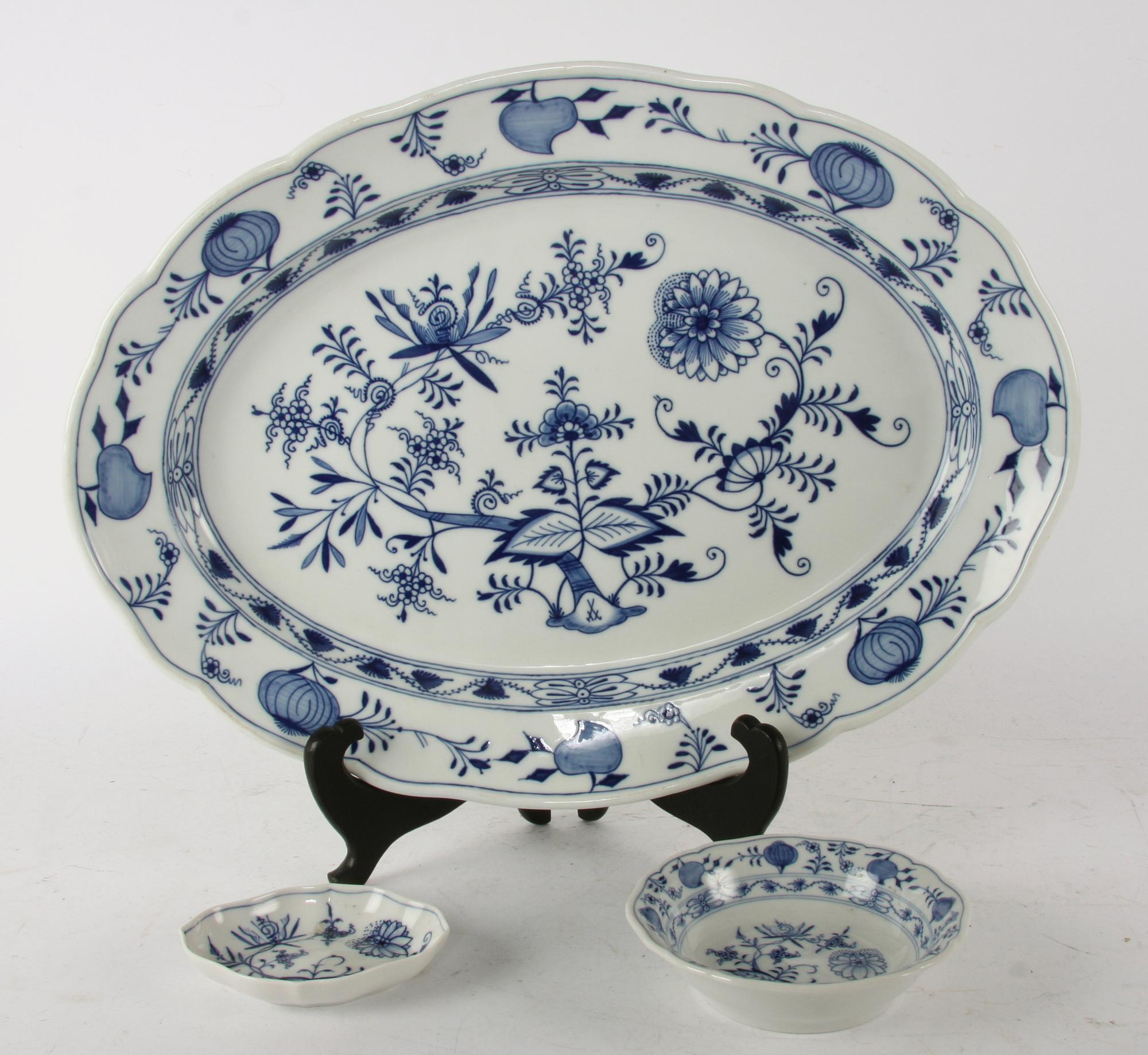 STEKFAT OCH SKÅLFAT, 3 delar, porslin, Meissen, "lökmönstrad".