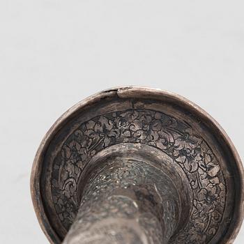 Karahvi ja jalallisia pikareita, 6 kpl, itämaista hopeaa, 1900-luvun alkupuoli.