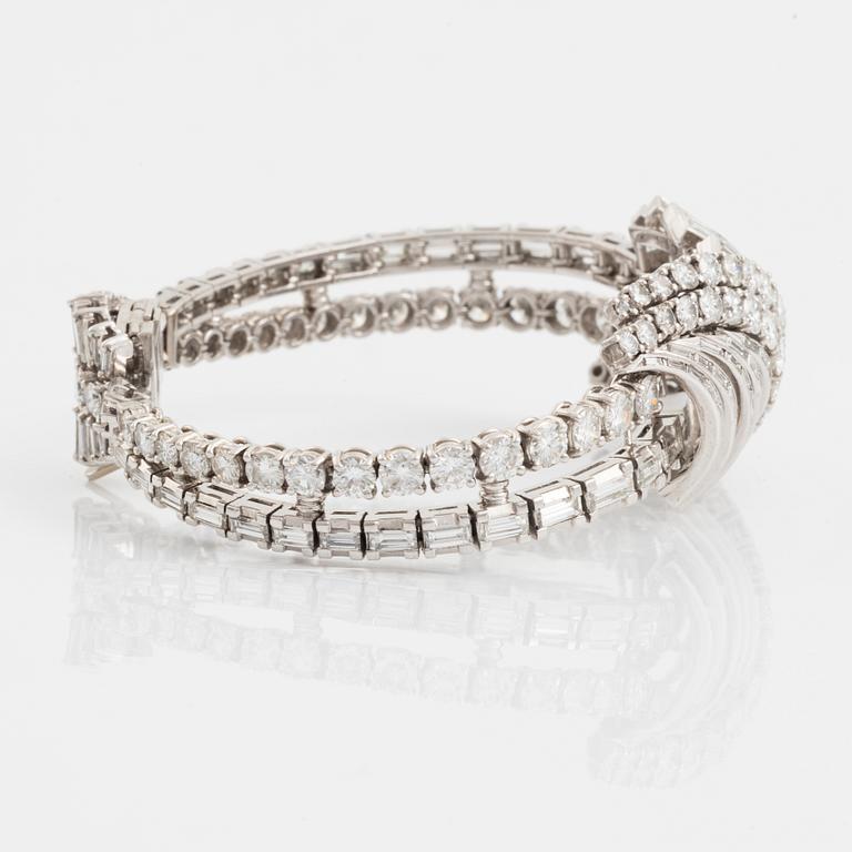 Armband platina med runda briljant- och baguetteslipade diamanter.