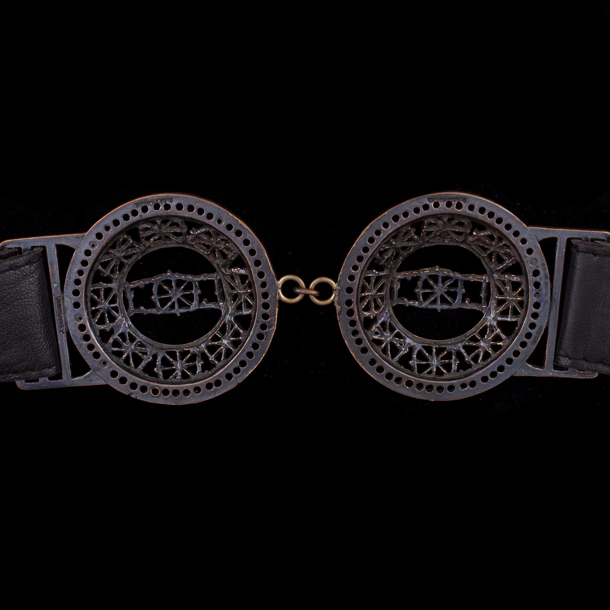 BÄLTE, brons, svart läder. Pentti Sarpaneva 1970-tal.