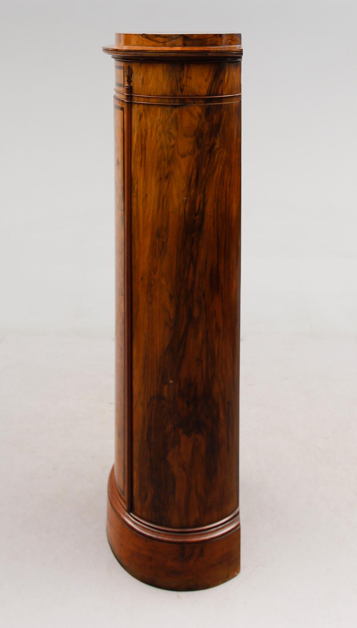 KOLONNSKÅP, 1800-talets mitt.