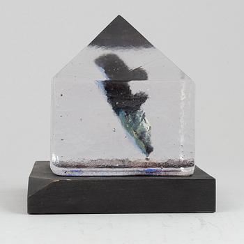 Bertil Vallien, a glass sculpture, numbered 8BV ATT 019005/1000, and signed  B. Vallien.