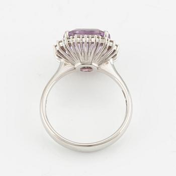 Ring 18K guld med en fasettslipad kunzit och runda briljantslipade diamanter.