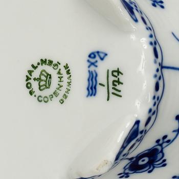 Royal Copenhagen, servisdelar, 14 delar, porslin. "Musselmalet", Danmark.