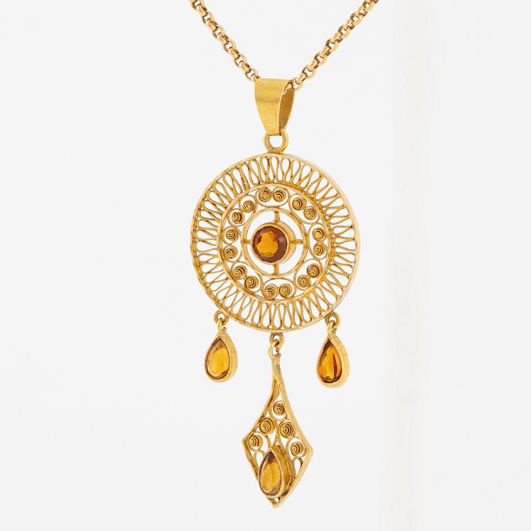 Hänge, 18K guld med filigran med citriner, Gustaf Dahlgren & Co, Malmö, 1912 , med kedja 18K guld.