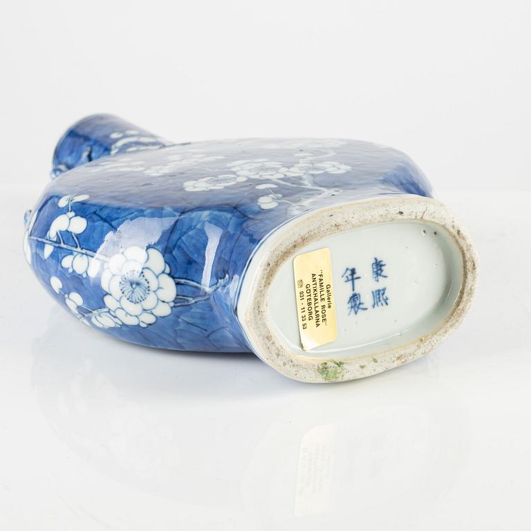 A blue and white porcelain moon flask, China, 19th century.