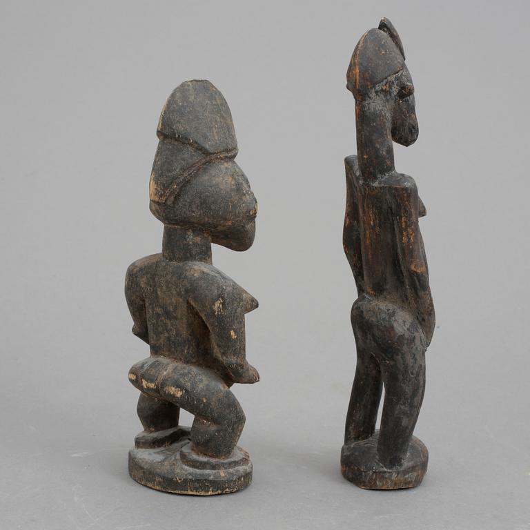 FETISCHER, 2 st, trä, Afrika, 1900-tal.