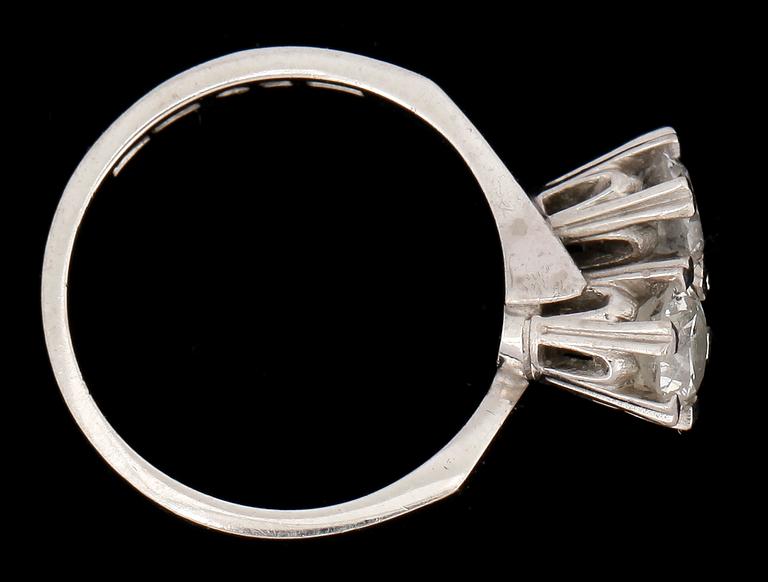 RING, sk syskonring, 18k vitguld med gammalslipade diamanter tot ca1,00ct. Vikt 4,8g.