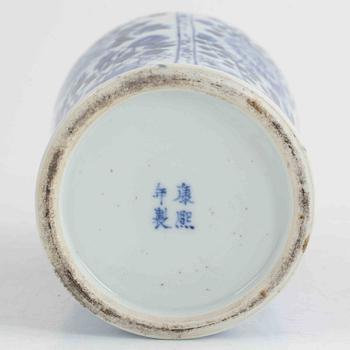 A pair of blue and white porcelain urn with covers, late Qing dyansty, 19th century.