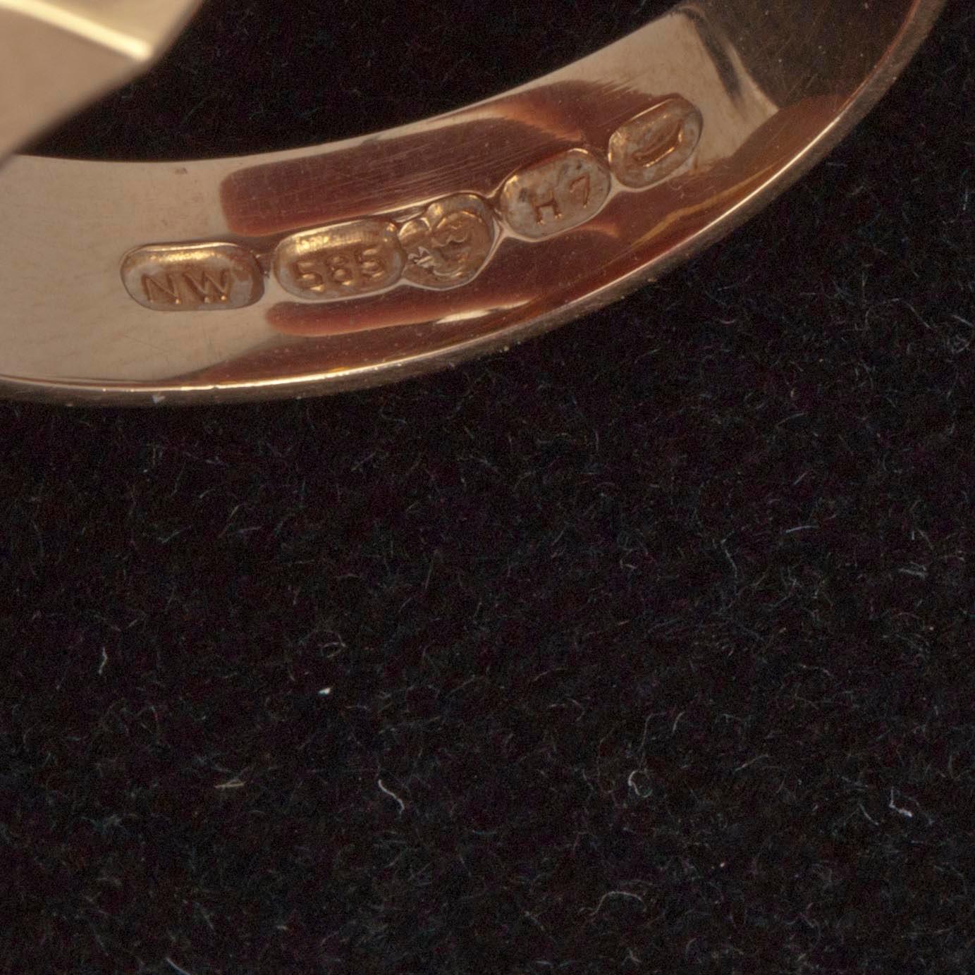 KLACKRING, guld 14K med karneol, N. Westerback, Helsingfors 1961. Vikt 5,9 g.