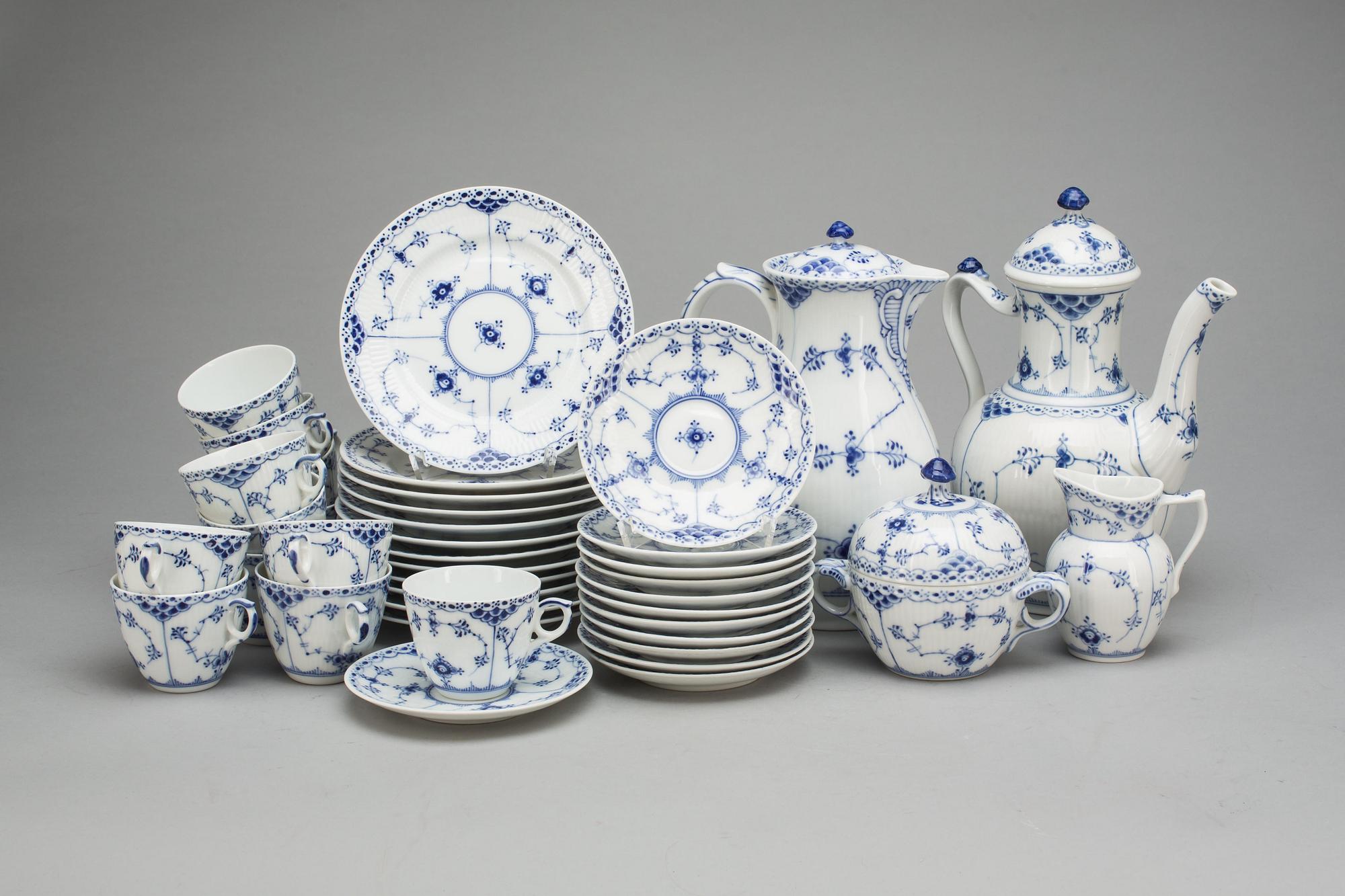 KAFFESERVIS, 28 delar,  "Musselmalet".  Royal Copenhagen.