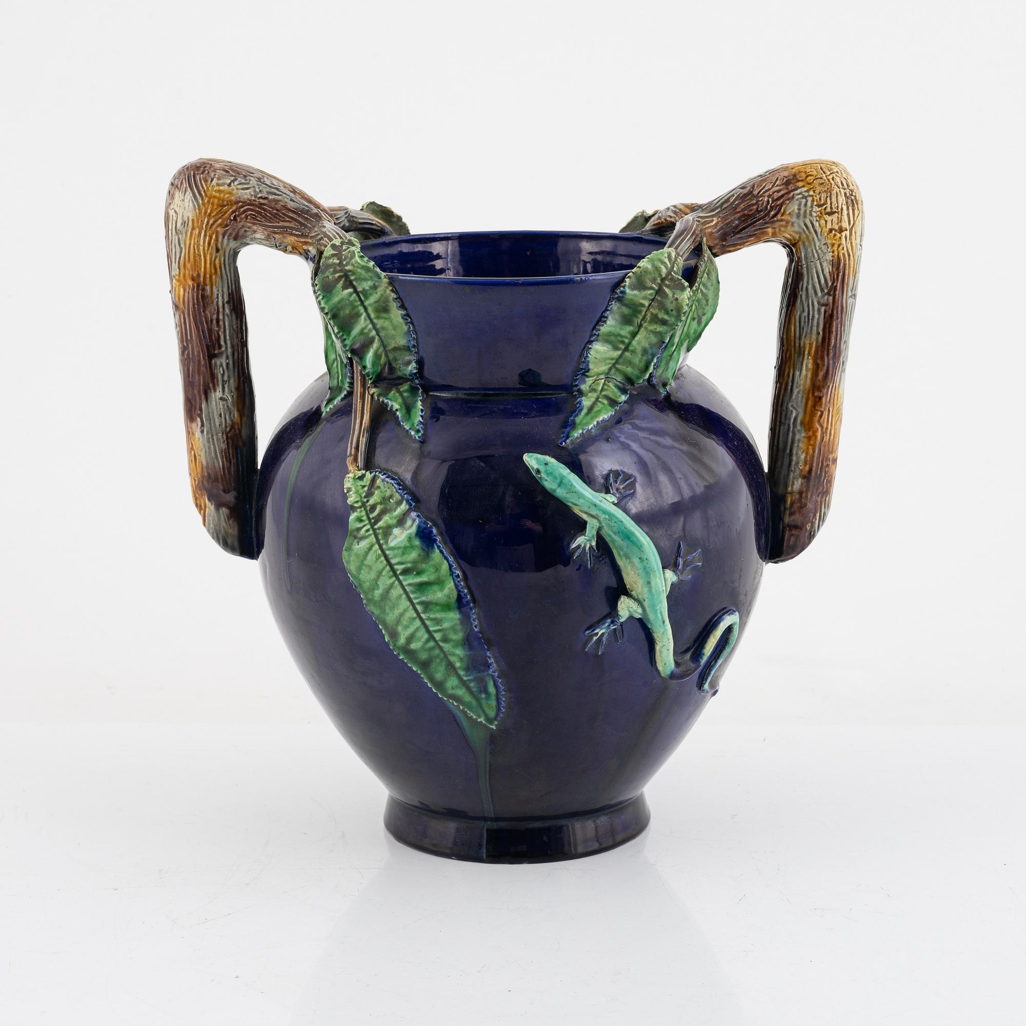 A ceramic urn, late 19th century.