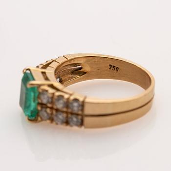 Ring, 18K gold with an emerald set in it and 12 brilliant-cut diamonds.
