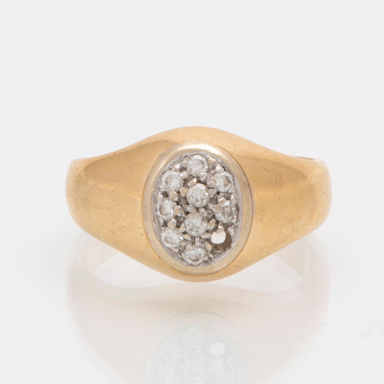 Ring 18K gold w brilliant-cut diamonds approx 0.15 ct in total, 1 diamond is missing, size 49.