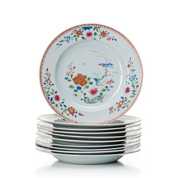 1061. A set of 10 famille rose dinner plates, Qind dynasty, Qianlong (1736-95).