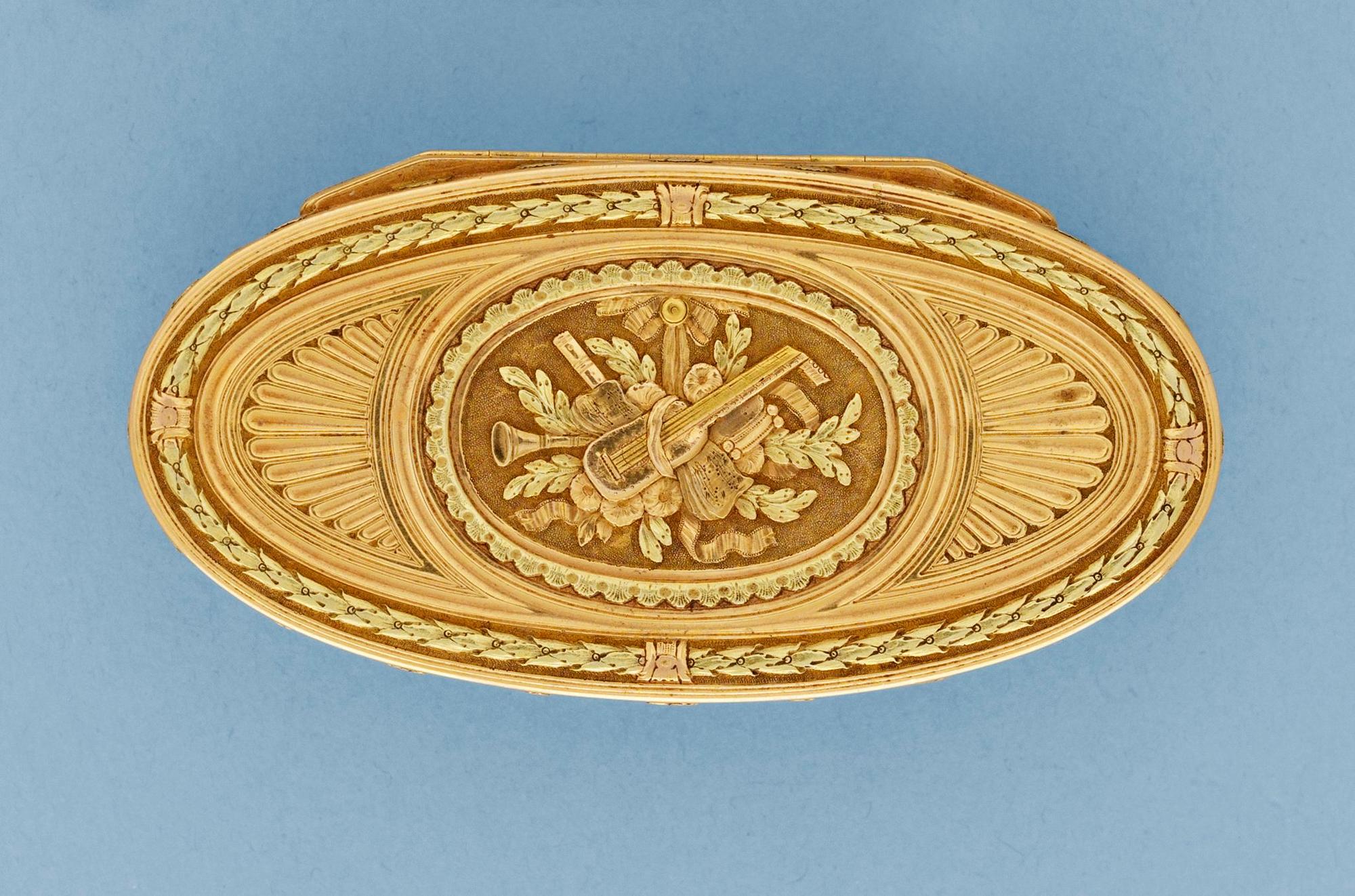 DOSA, guld 20k, en deux couleurs, oläslig mästarstämpel, Paris, kontrollör Julien Alaterre 1768-1774.