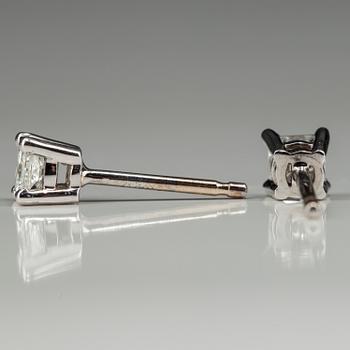ÖRHÄNGEN, vitguld 18K, prinsesslipade diamanter, tot. 0,50 ct. J/VS. Vikt 1,5 g.