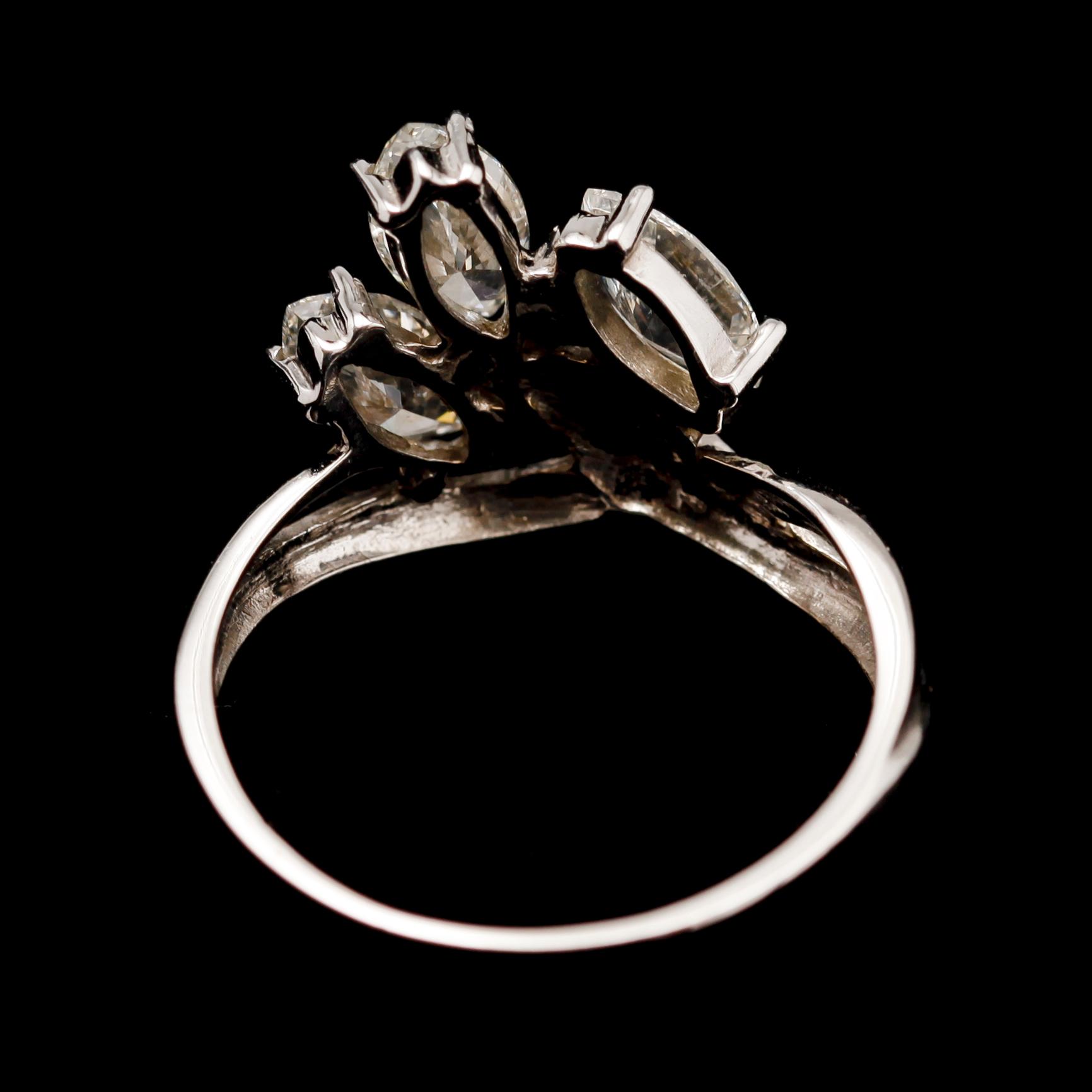 RING, 14 k vitguld, med 3 markisslipade briljanter tot ca 1.50 ct.