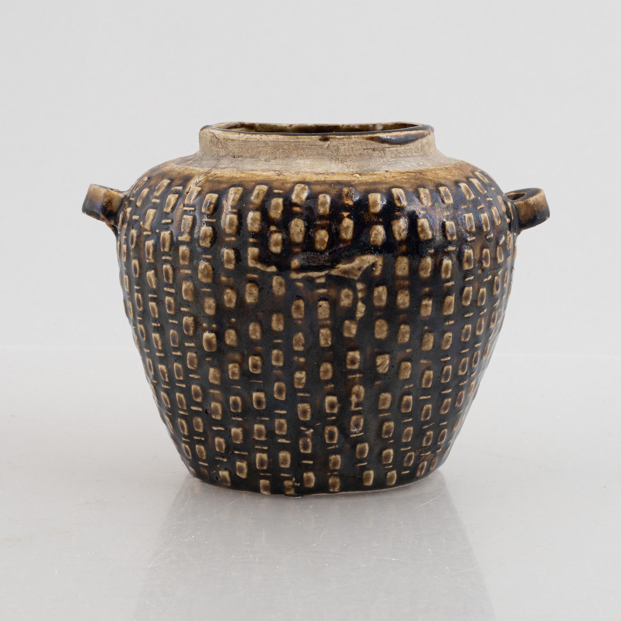 A blue and white bowl and a storage jar, Qing dynasty.
