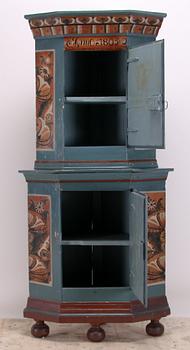 HÖRNSKÅP, allmoge, 1800-tal.