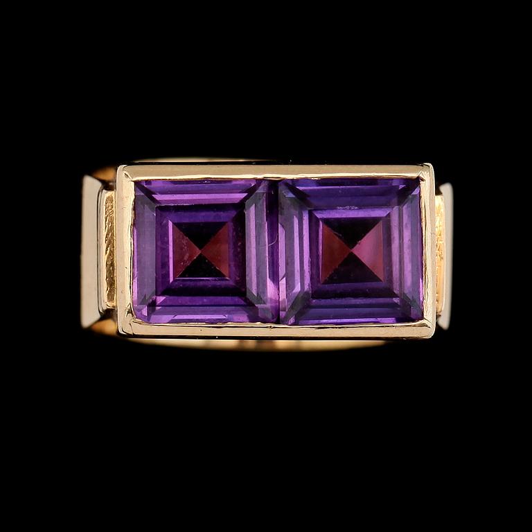 RING, 18K guld och ametister, Ljungström Guldvarufabrik Ab, Stockholm 1963. Total vikt ca 6 g.