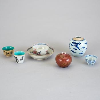 PARTI, sex delar, porslin. Qingdynastin och en senare vas med Kangxis märke.