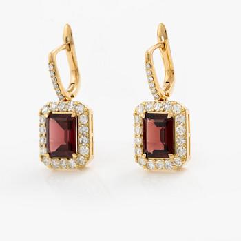 Earrings in 18K gold with garnets and octagonal- and brilliant-cut diamonds.