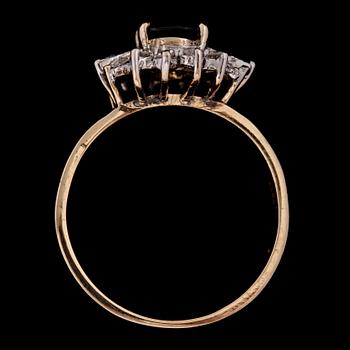 RING, 18k guld med fasettslipad blå safir samt 14 briljantslipade diamanter, vikt 3 g.