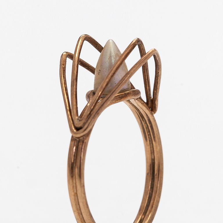 Ring, odlad pärla, 14K guld.