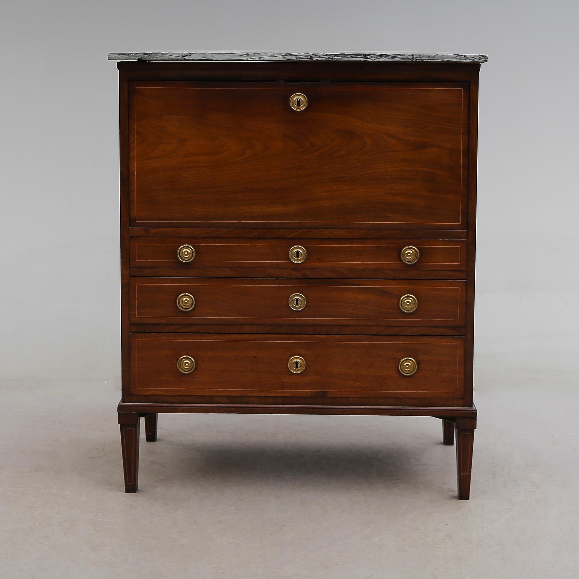 CHIFFONJÉ, sengustaviansk, tidigt 1800-tal.