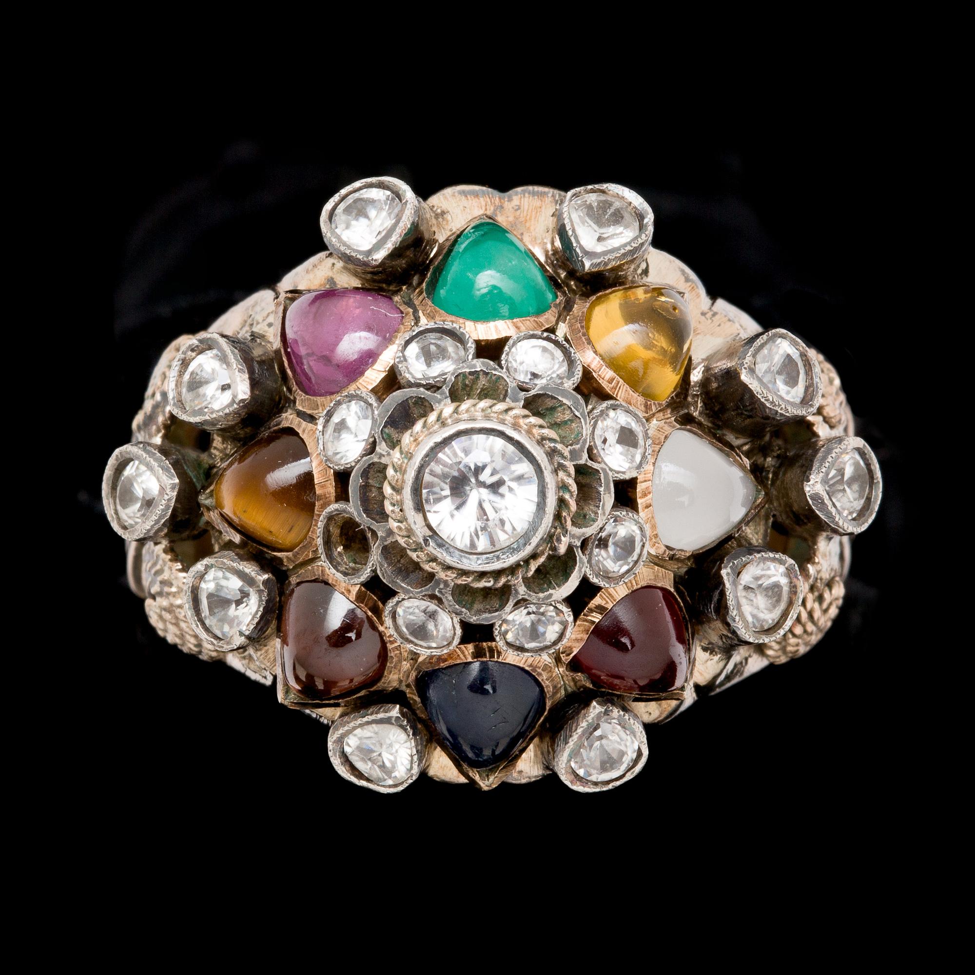 RING, 14k guld med fasettslipade samt cabochonslipade stenar.  Vikt ca 8 g.