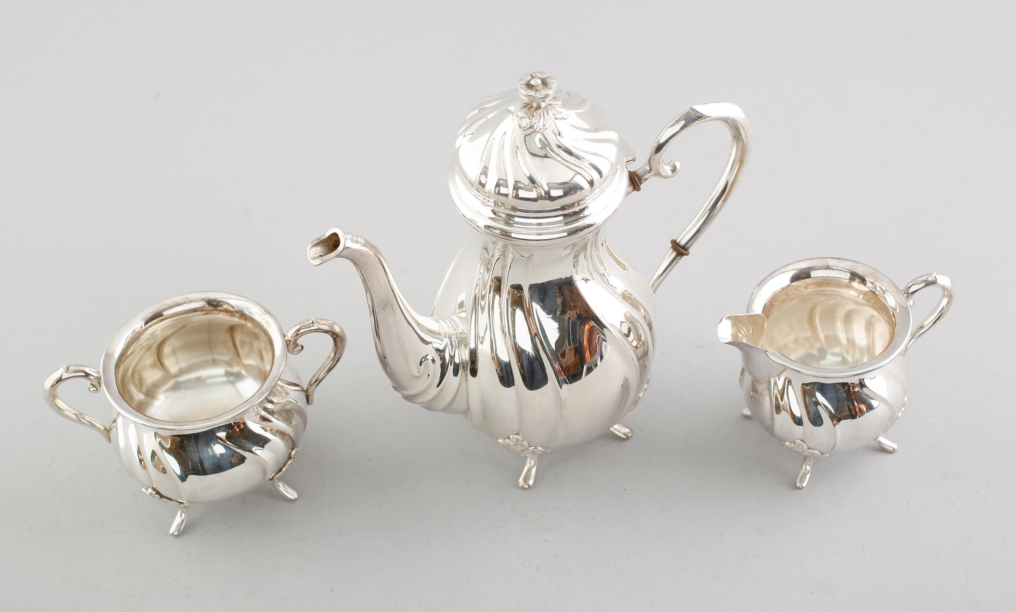 KAFFESERVIS, 3 delar, silver, svenska importstämplar, 1900-talets första hälft. Vikt ca 1009 g.