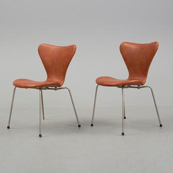 ARNE JACOBSEN, stolar, ett par, "Sjuan", Fritz Hansen.