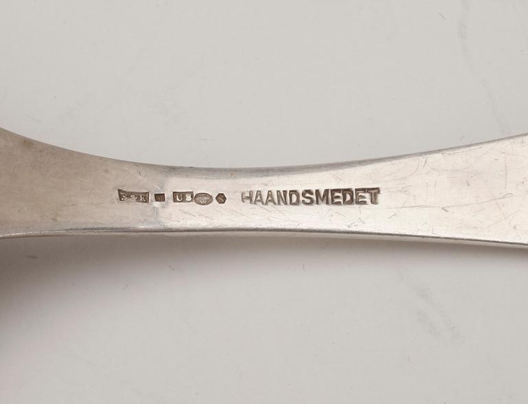PARTI SILVER, 26 delar, bland annat moccaskedar firma Christian F Heise, Köpenhamn. Vikt ca 508 gram.
