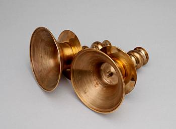 LJUSSTAKAR, ett par, mässing, barockstil, Gusum, 1900-tal.