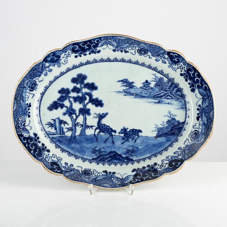 Stekfat, tre stycken med snarlik dekor, porslin, Kina, Qingdynastin, Qianlong (1736-95).