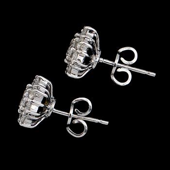 ÖRHÄNGEN, 1 par, 18 k vitguld, briljantslipade diamanter tot ca 1.56 ct.