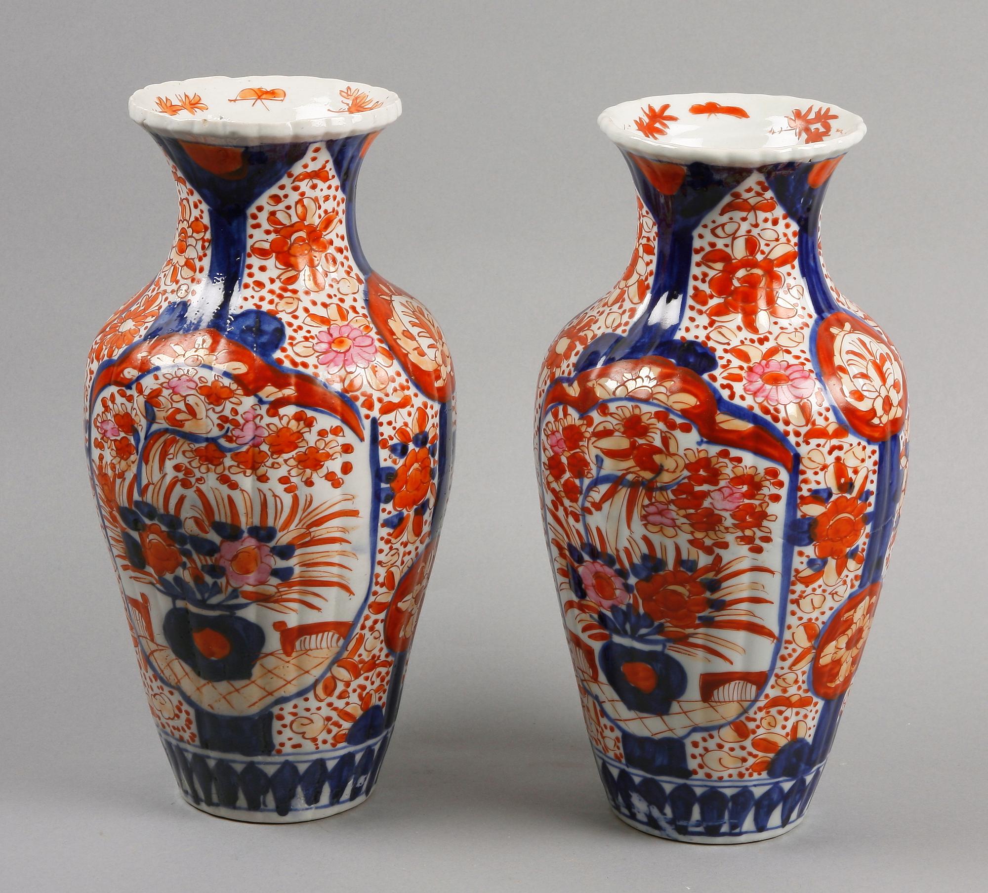 VASER, ett par, porslin, Imari Japan. Omkring 1900.