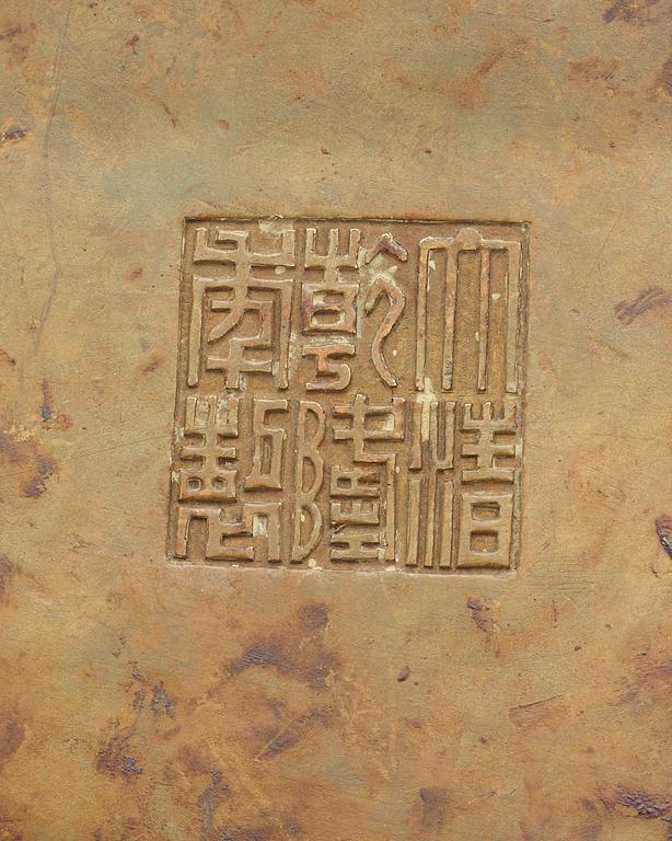 RÖKELSEKAR/YTTERFODER, lack, brons och nefrit. Qing dynastin (1644-1912), med Qianlongs sigillmärke.