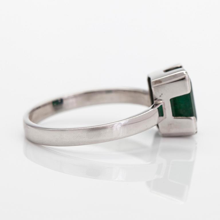 Ring, 14K vitguld med en smaragd. Finska stämplar 2015.