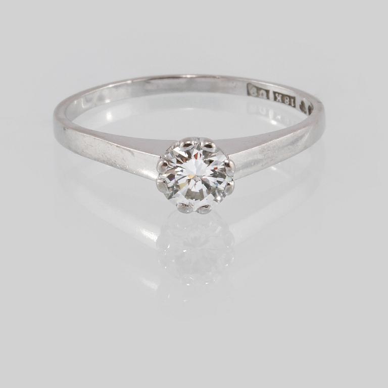 RING, 18K vitguld med briljantslipad diamant, 0.45 ct, Örns Juvelatelje, Göteborg, 1970. Vikt 2,4 gram.