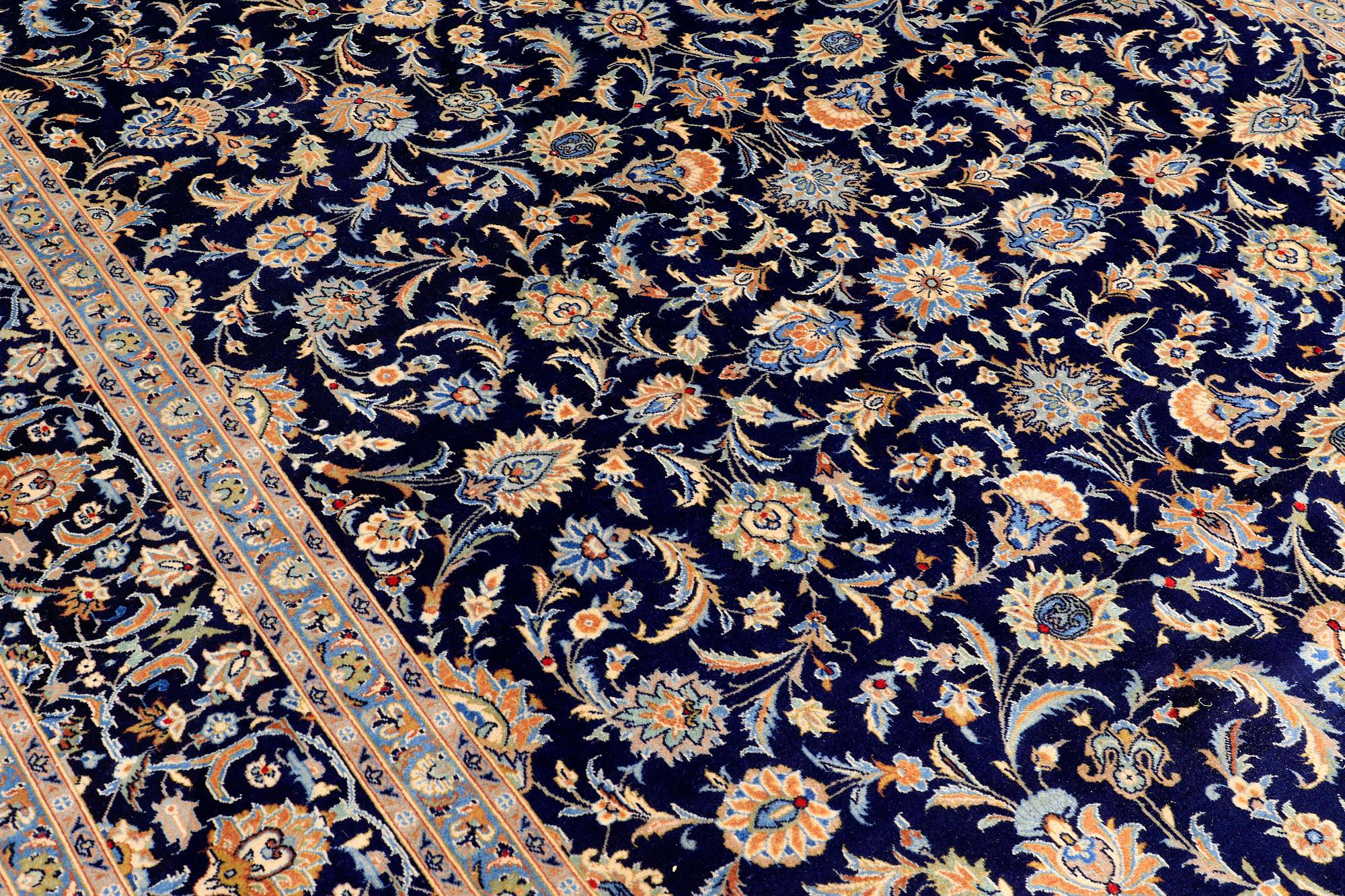 A CARPET, Kashan, ca 372 x 261 cm.