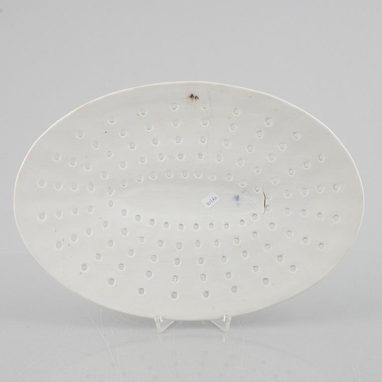 A 'Blue Fluted Plain' / 'Musselmalet rifflet' strainer tray, Royal Copenhagen, around 1780.