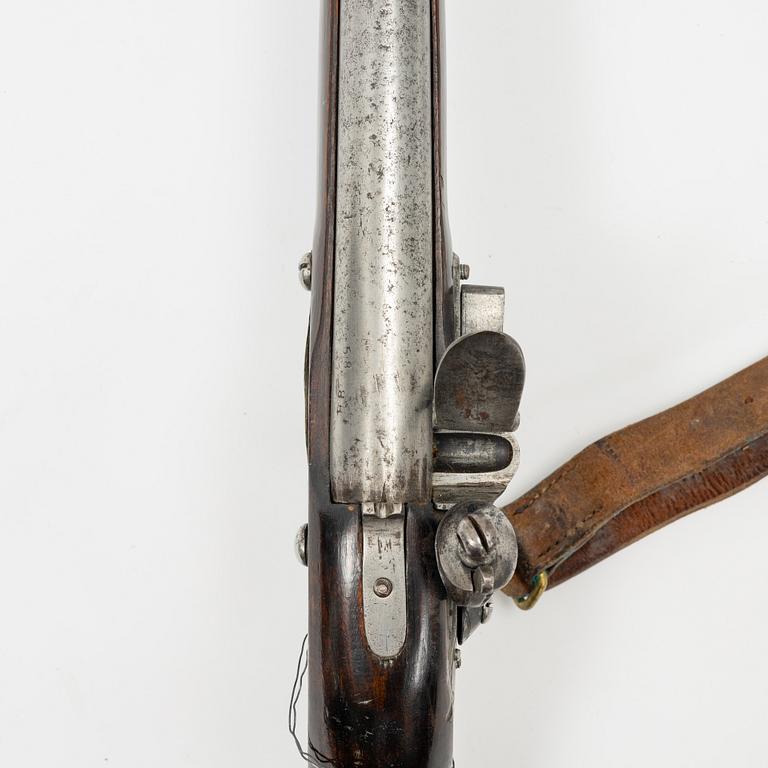 A Swedish flintlock rifle with Brtitish lock.