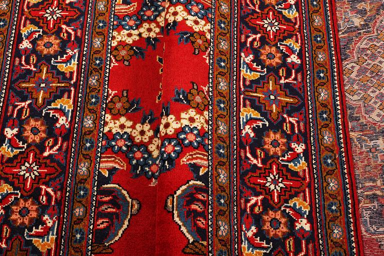 A Persian carpet, ca 326 x 214 cm.